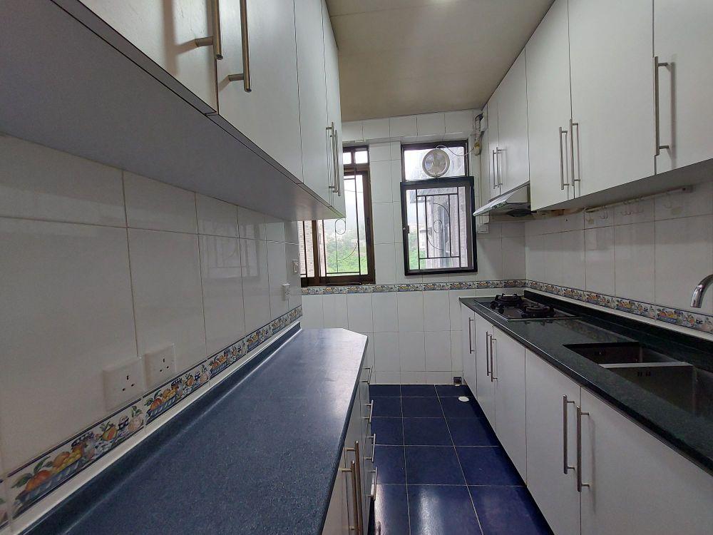 廚房面積闊落實用。