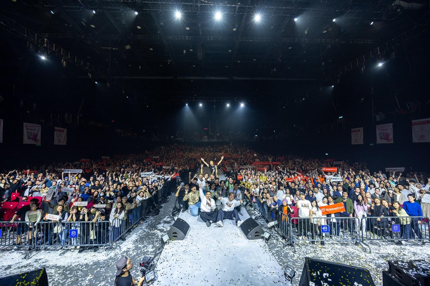 RubberBand在跨年騷「Juntos音樂會」與樂迷倒數並大合照。