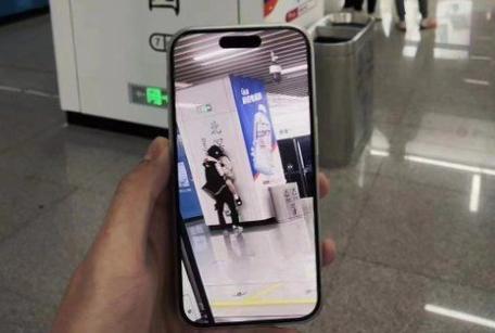 內地情侶月台上親熱 北滘公園站變小紅書打卡景點(小紅書圖片)