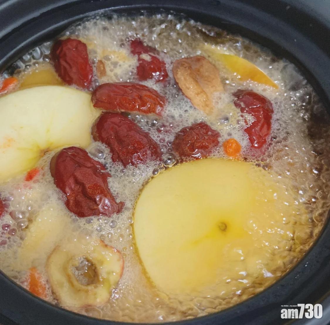 糖水食譜|製作蘋果枸杞糖水時,蘋果切成片狀更好處理。