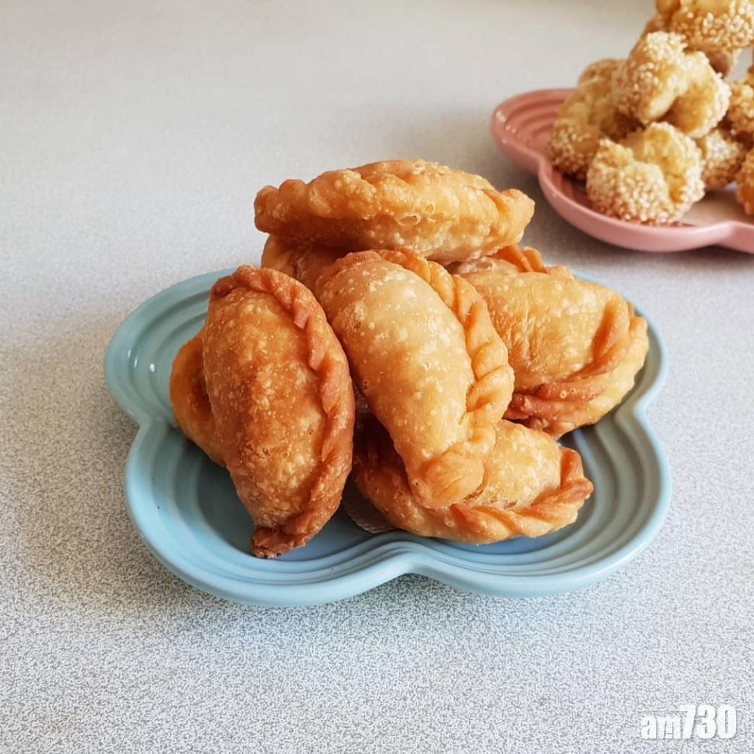 新年全盒食物|炸油角特別香口,大人和小朋友都會喜歡。