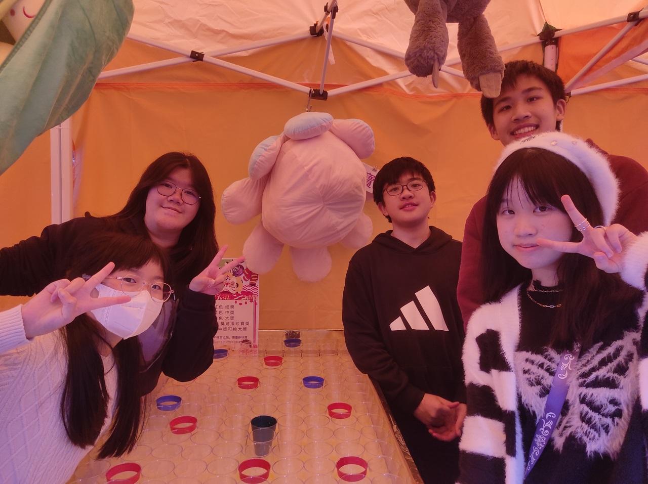 陳同學和英皇書院同學會小學學生們。(李朗僑攝)