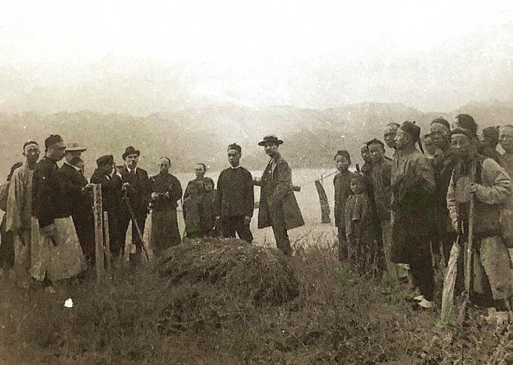 1899年3月,新界北部陸界的勘界情況,中方代表王存善(左二)及英方代表駱克(左三),在沙頭角海的岸邊豎起木質界樁「大清國新安縣界」。 (圖片來源:政府圖片)