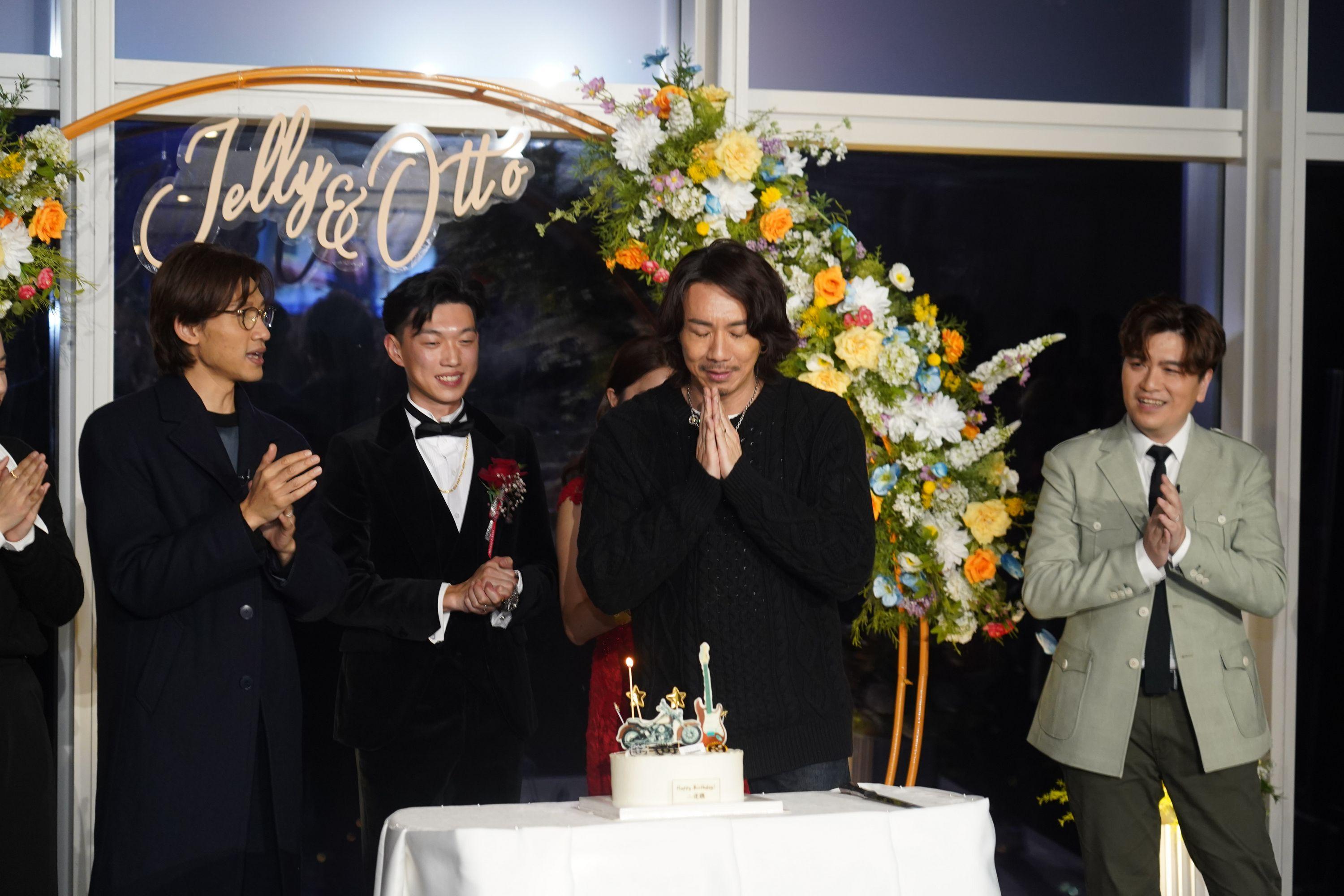 其中一場婚禮上,新郎新娘為阿聰送上生日驚喜。