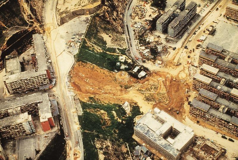 1972年六一八雨災,連日暴雨引發秀茂坪發生山泥傾瀉,沖毀大批木屋,造成71喪生的嚴重事故。(圖片來源:政府新聞處)