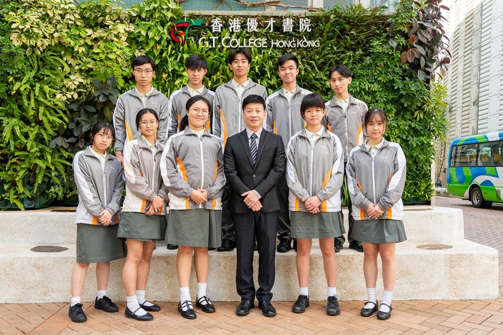 校長譚國偉博士與學生合照。