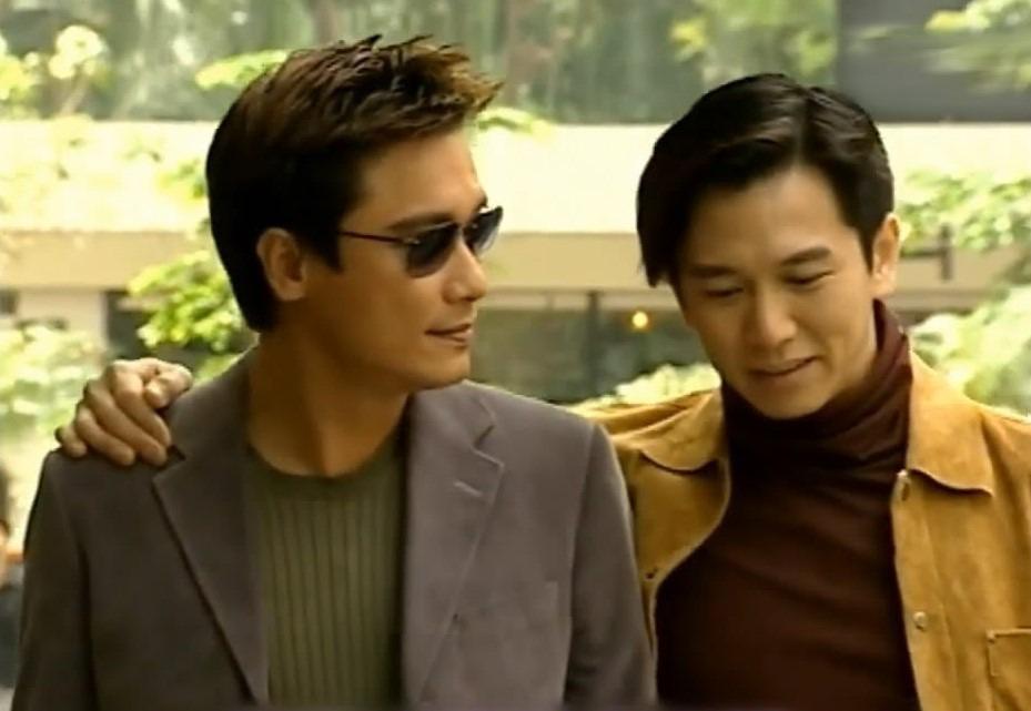 2002年,羅嘉良憑《流金歲月》成功奪得第三個視帝獎項,是電視史上第一位三屆視帝。右為溫兆倫,在《流金歲月》中飾演羅嘉良失散弟弟。(網上圖片)