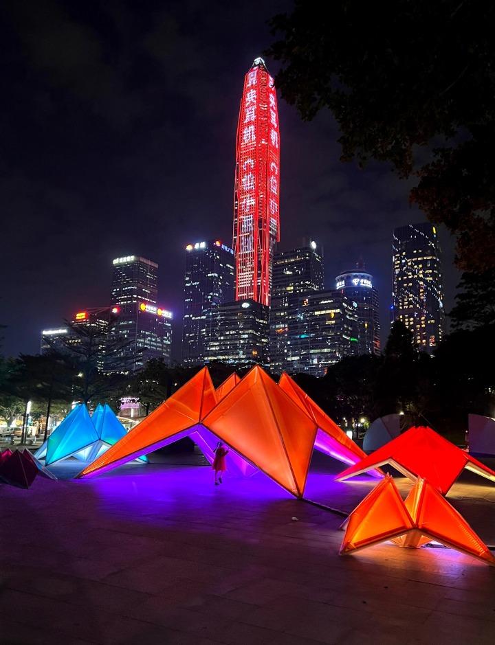 福田區是今次深圳光影藝術季的主題展區,這個「東南西北」玩具概念設計成的光影裝置,給你帶來甚麼回憶? (圖片來源:多啦A瀟@小紅書)