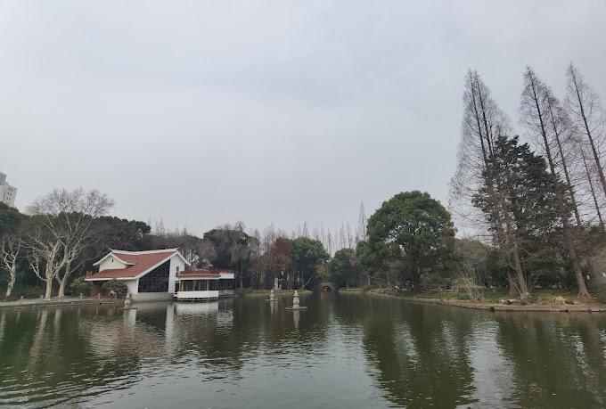 有上海網民近日發現,楊浦區楊浦公園部分湖堤是用墓碑鋪成,「差點誤以為這是墓地」,當地文物部門解釋因興建園區時缺乏石料,故「就地取材」用了一些無主墓碑,強調「有機會的話會換掉」。