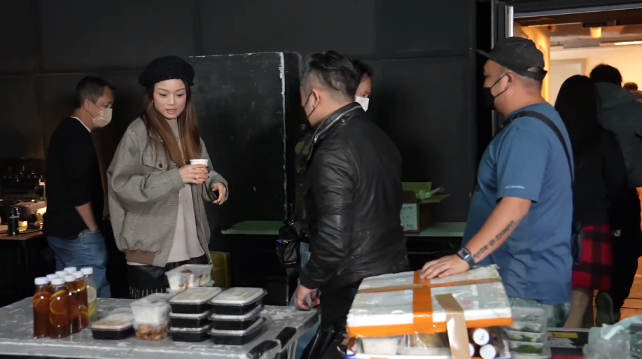 霆鋒叫祖兒一起開飯,體驗一下劇組生活。