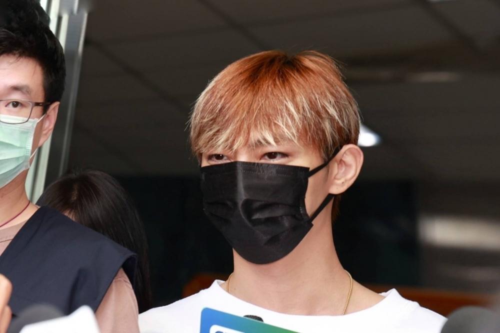 炎亞綸申請解除限制出境及拿回護照,遭士林法院駁回。