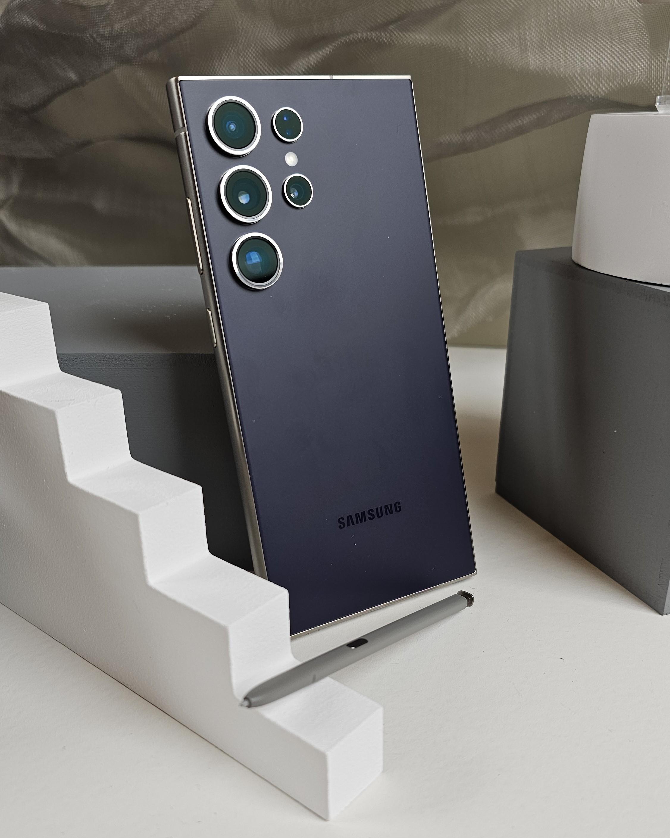 鈦金屬「泵把」質感上乘,握感甚佳。而全系列機身設計大致跟上代S23系列大同小異。