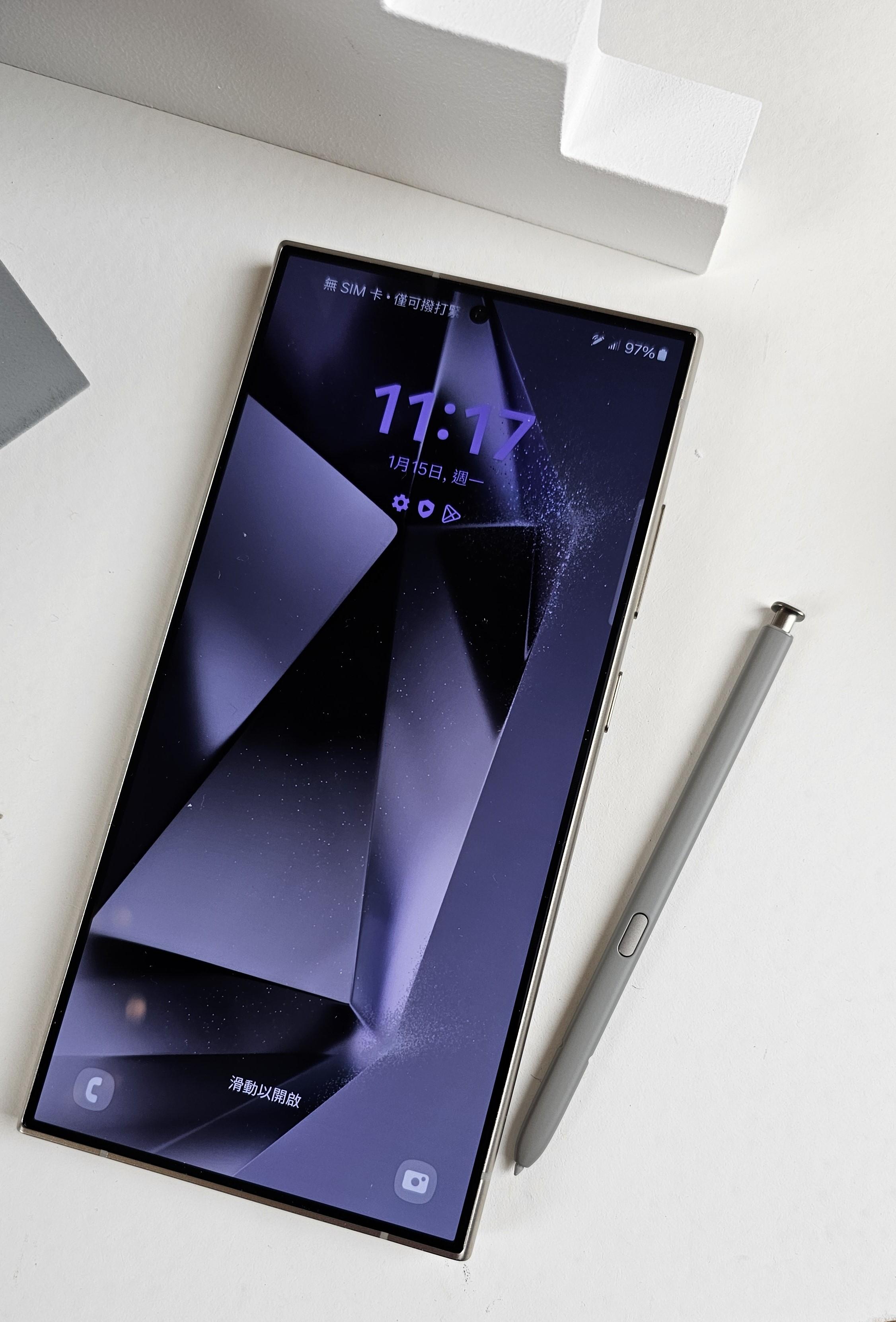 S24 Ultra採用鈦金屬邊框設計,屏幕表面用上更耐用的康寧Gorilla Armor,而且峰值亮度達2,600nits。