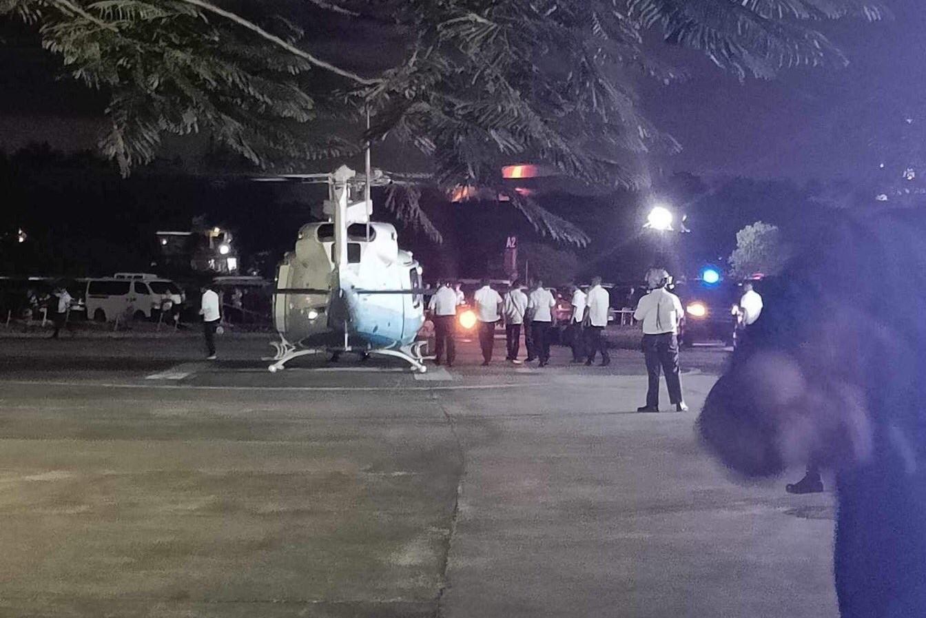 菲律賓民眾拍下小馬可斯搭直升機到Coldplay演唱會場館的畫面。(X@wawam)