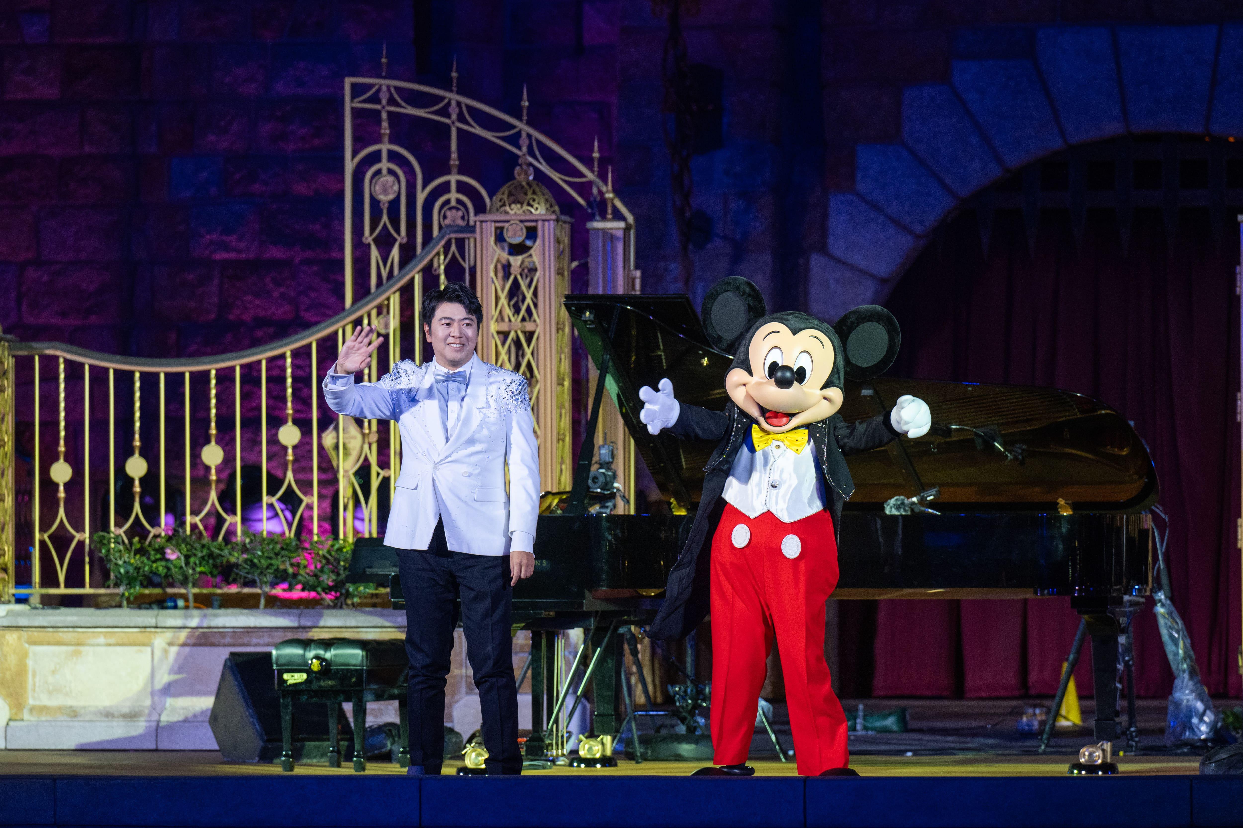 米奇老鼠率先與郎朗登上舞台,為演奏展開序幕,而隨著郎朗的美妙琴音響徹樂園夜空,迪士尼朋友也逐一出場,當中包括華特迪士尼動畫製作室《美女與野獸》的貝兒與野獸等。(陳奕釗攝)