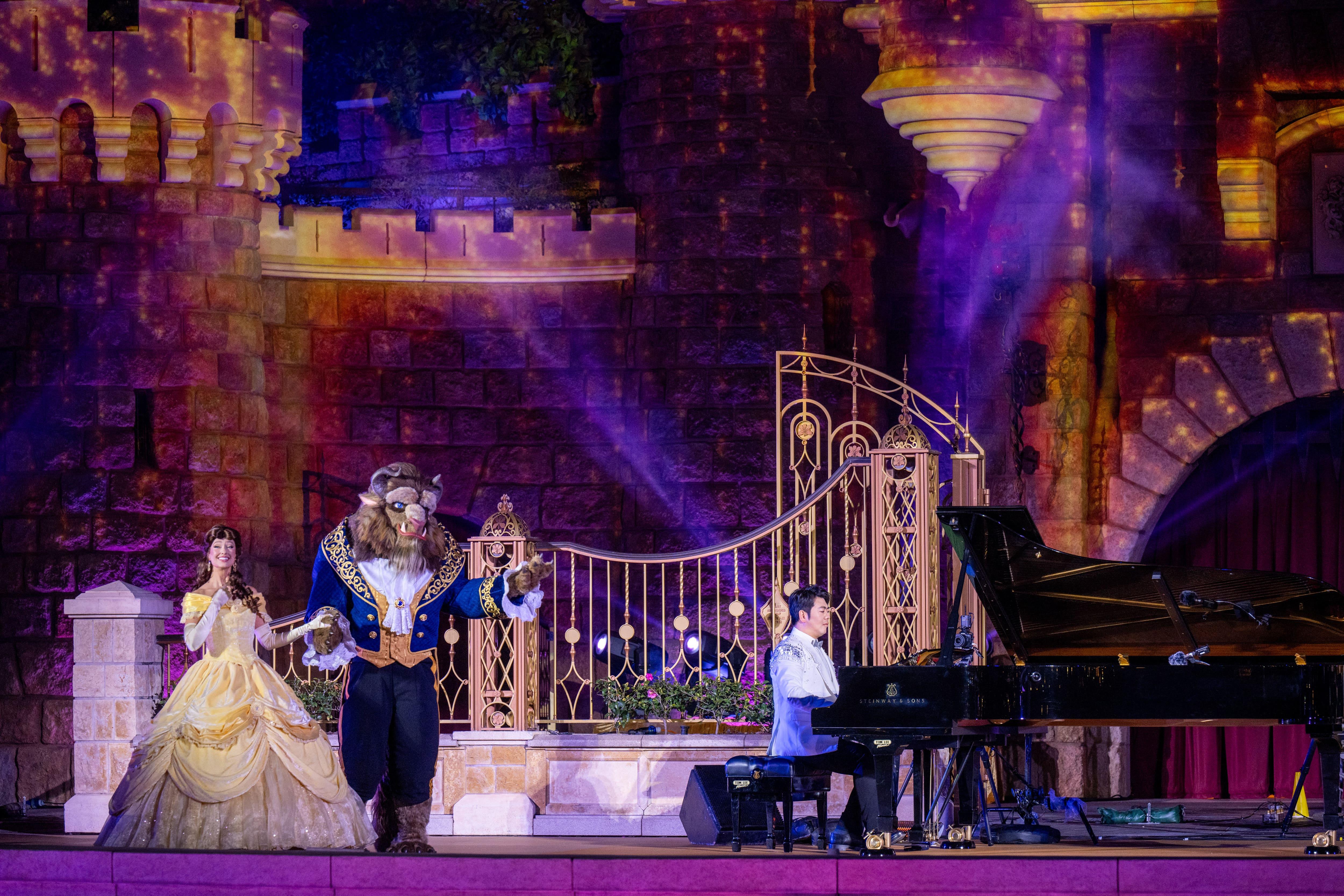 米奇老鼠率先與郎朗登上舞台,為演奏展開序幕,而隨著郎朗的美妙琴音響徹樂園夜空,迪士尼朋友也逐一出場,當中包括華特迪士尼動畫製作室《美女與野獸》的貝兒與野獸等。