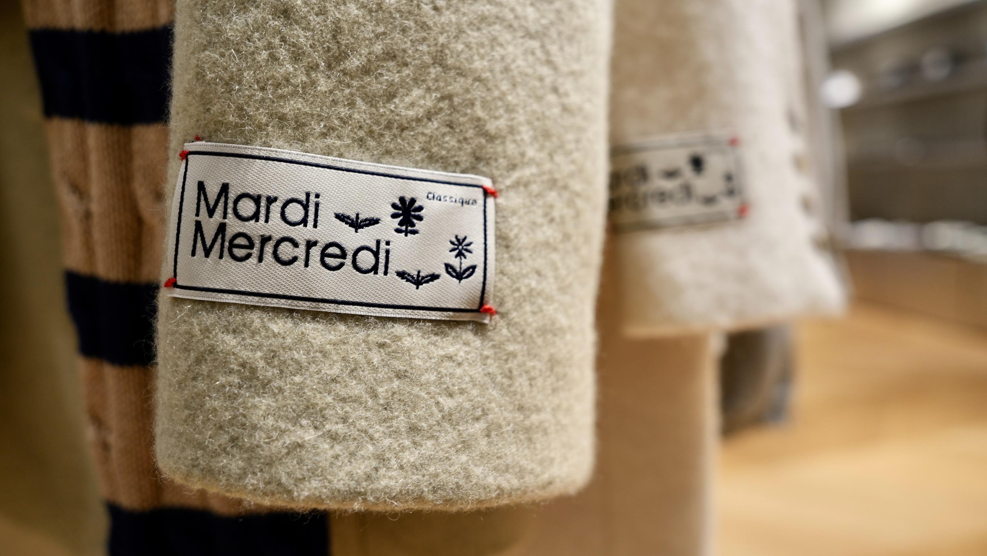 新店款式非常齊全,包括秋冬新季衞衣、冷衫、冷外套及恤衫,另有手袋及頭飾等小飾物。