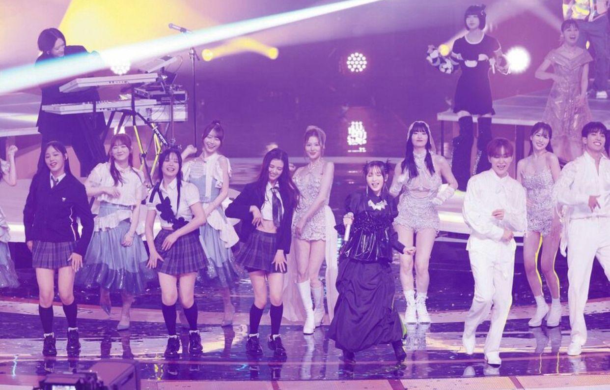 大會安排SEVENTEEN、NewJeans等為YOASOBI伴舞。