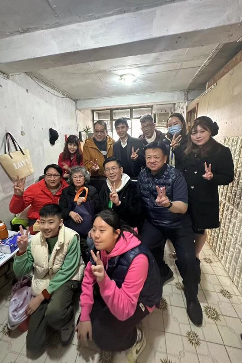 有團體歲晚前到土瓜灣,為100戶基層長者家居大掃除和送上愛心福袋。(組織提供)