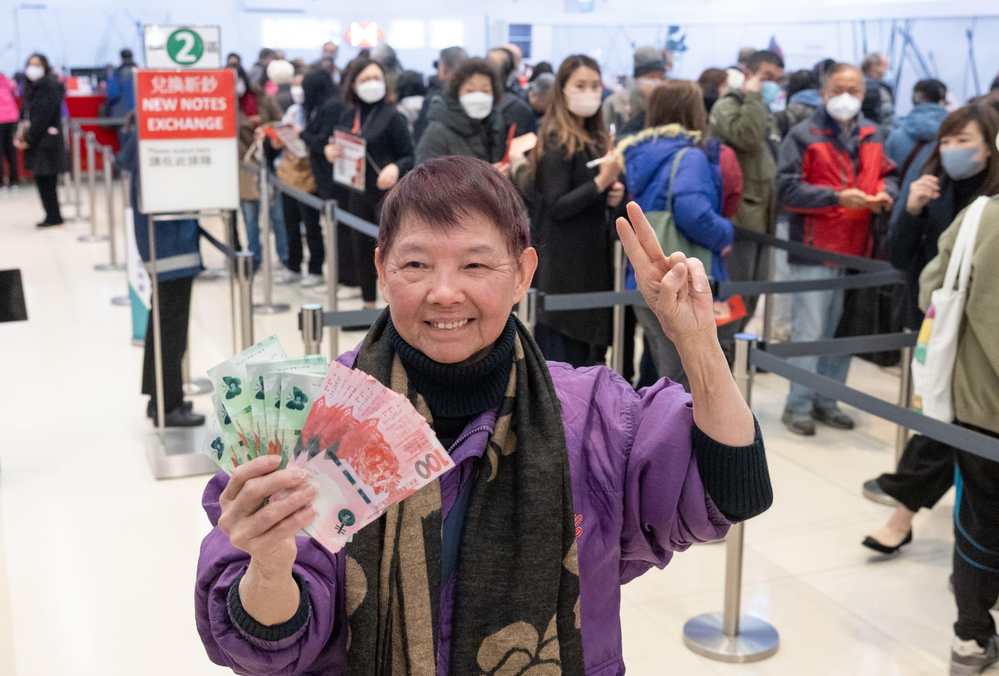 農曆新年2024|在旺角滙豐銀行,今早7時半前已有不少長者排隊等候兌換。(蘇文傑攝)
