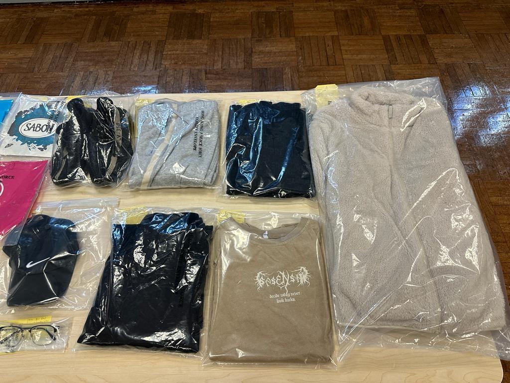 警方展示檢獲的贓物及證物。