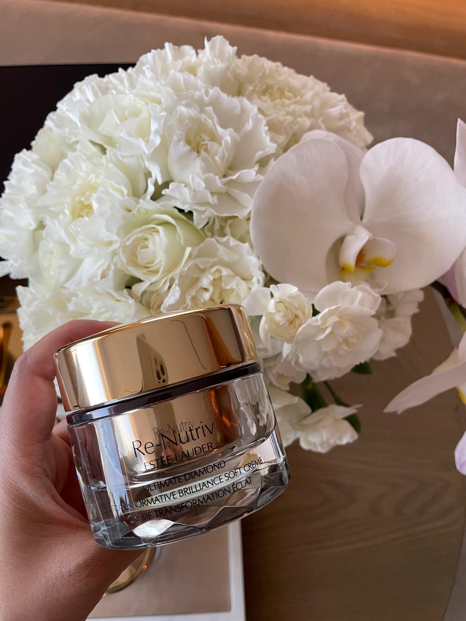 Re-Nutriv極緻黑鑽柔亮面霜屬於帶gel狀質地的soft cream,非常易推及吸收。