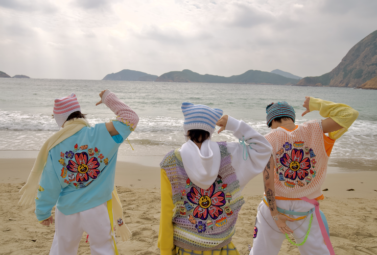 「熱⾎躺平族」初出道首派台《燃》 三位成員向着大海全裸露股拍MV:好熱血!