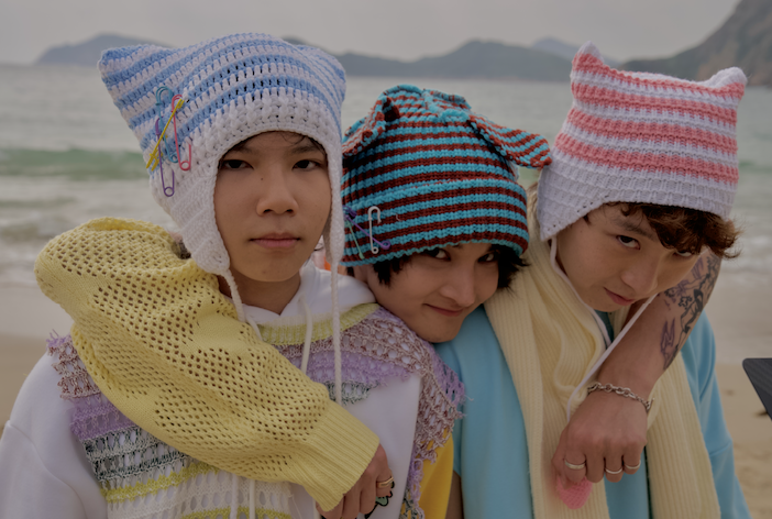 「熱⾎躺平族」初出道首派台《燃》 三位成員向着大海全裸露股拍MV:好熱血!