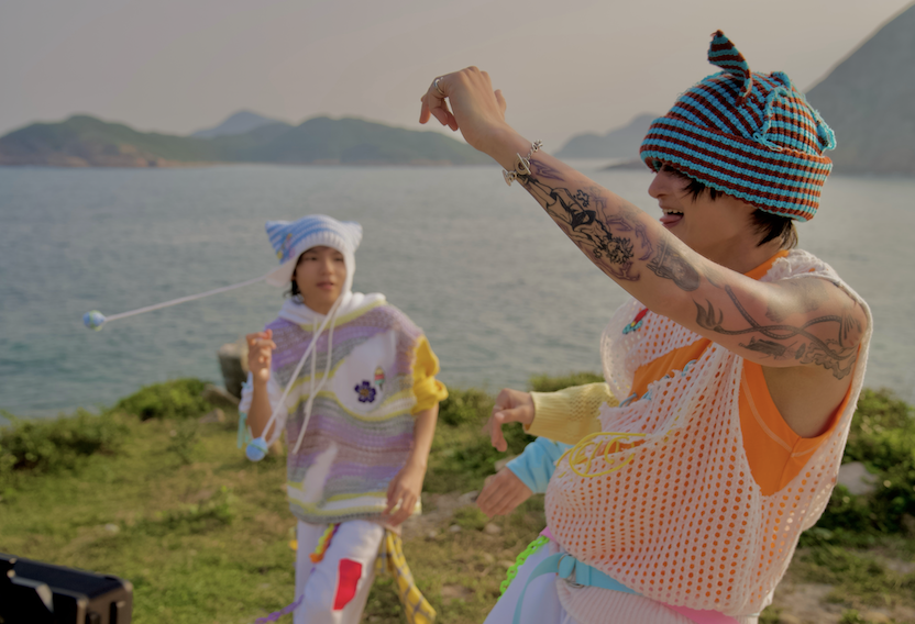 「熱⾎躺平族」初出道首派台《燃》 三位成員向着大海全裸露股拍MV:好熱血!