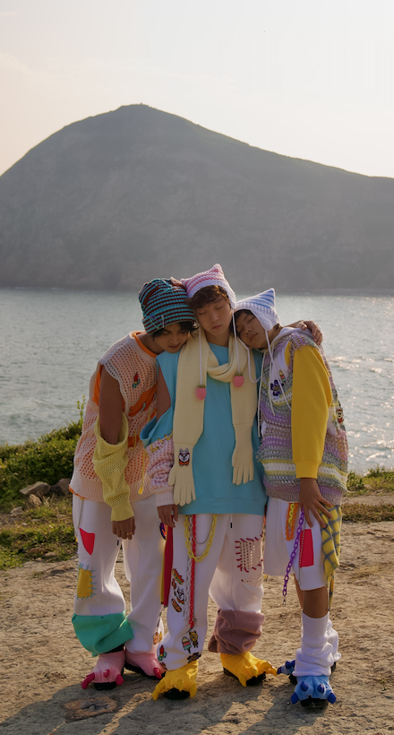 「熱⾎躺平族」初出道首派台《燃》 三位成員向着大海全裸露股拍MV:好熱血!