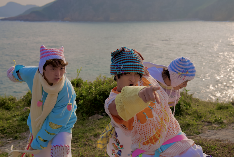 「熱⾎躺平族」初出道首派台《燃》 三位成員向着大海全裸露股拍MV:好熱血!