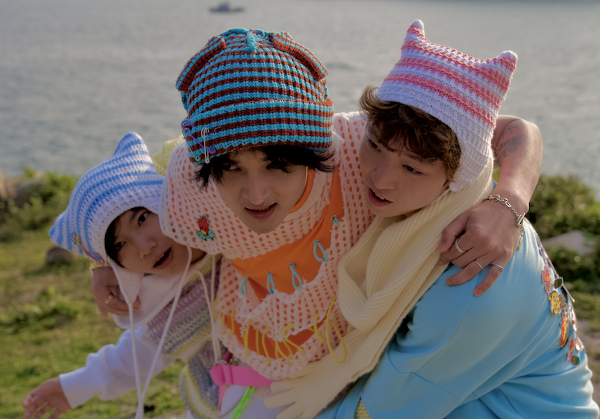 「熱⾎躺平族」初出道首派台《燃》 三位成員向着大海全裸露股拍MV:好熱血!