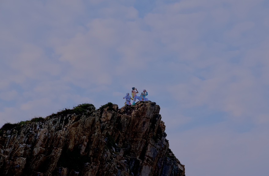 「熱⾎躺平族」初出道首派台《燃》 三位成員向着大海全裸露股拍MV:好熱血!