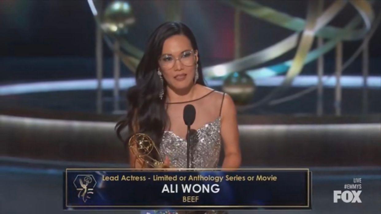 Ali黃艾莉成為艾美獎限定劇最佳女主角。