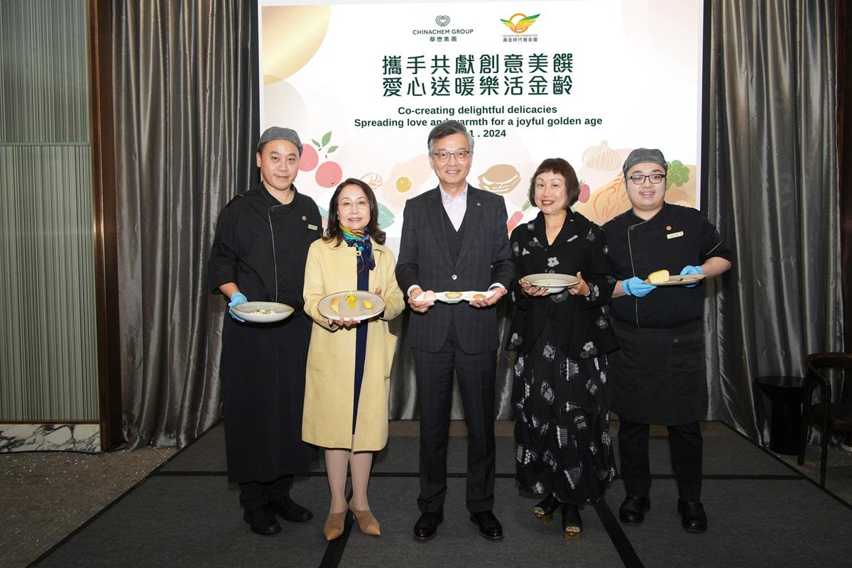 行政會議成員林正財、鍾慧敏、容蔡美碧手持「金齡美饌」合照。(華懋集團提供)