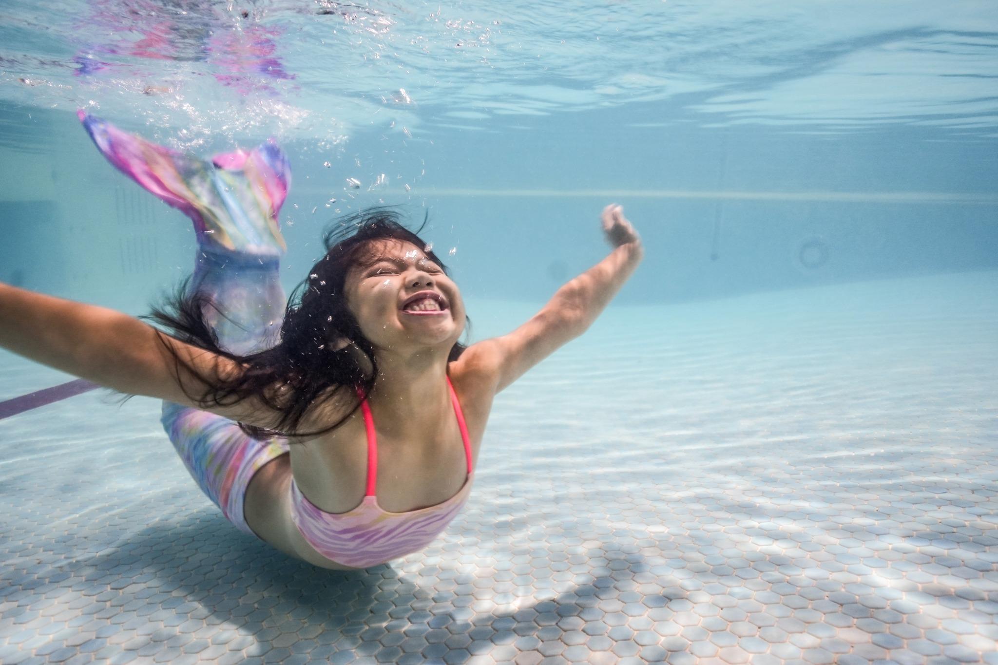 該店為號稱香港第一間教授「Mermaid Dance水中舞」的學校Mermaid Ocean Place,靈感來自於美人魚在水下游泳時優雅的姿態,將美人魚泳術和舞蹈的元素融合,創造一系列以優雅美感為重的美人魚課程,讓學員化身成美人魚在水中世界載歌載舞。(Mermaid Ocean Place官網及fb)