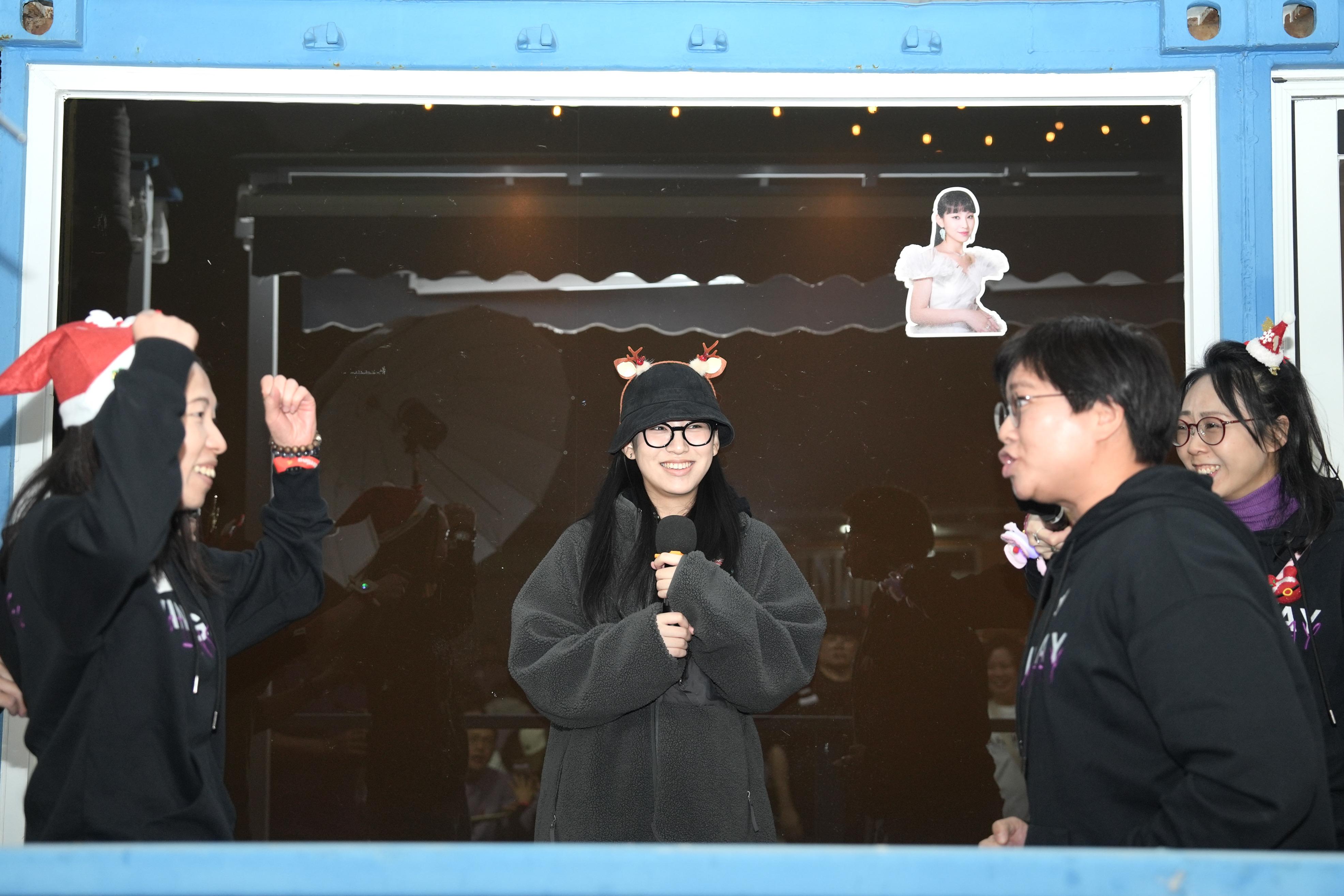 炎明熹與500粉絲BBQ和玩遊戲。