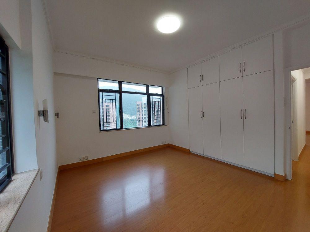 主人套房設有兩邊窗,並附有入牆大衣櫃,非常實用。