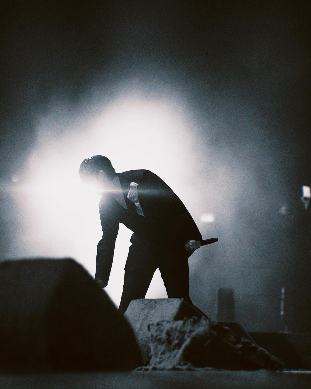 姜濤在叱咤2023憑《濤》獲選我最喜愛的歌曲後,在IG post長文發表感受,配以一張黑白相(姜濤IG截圖)