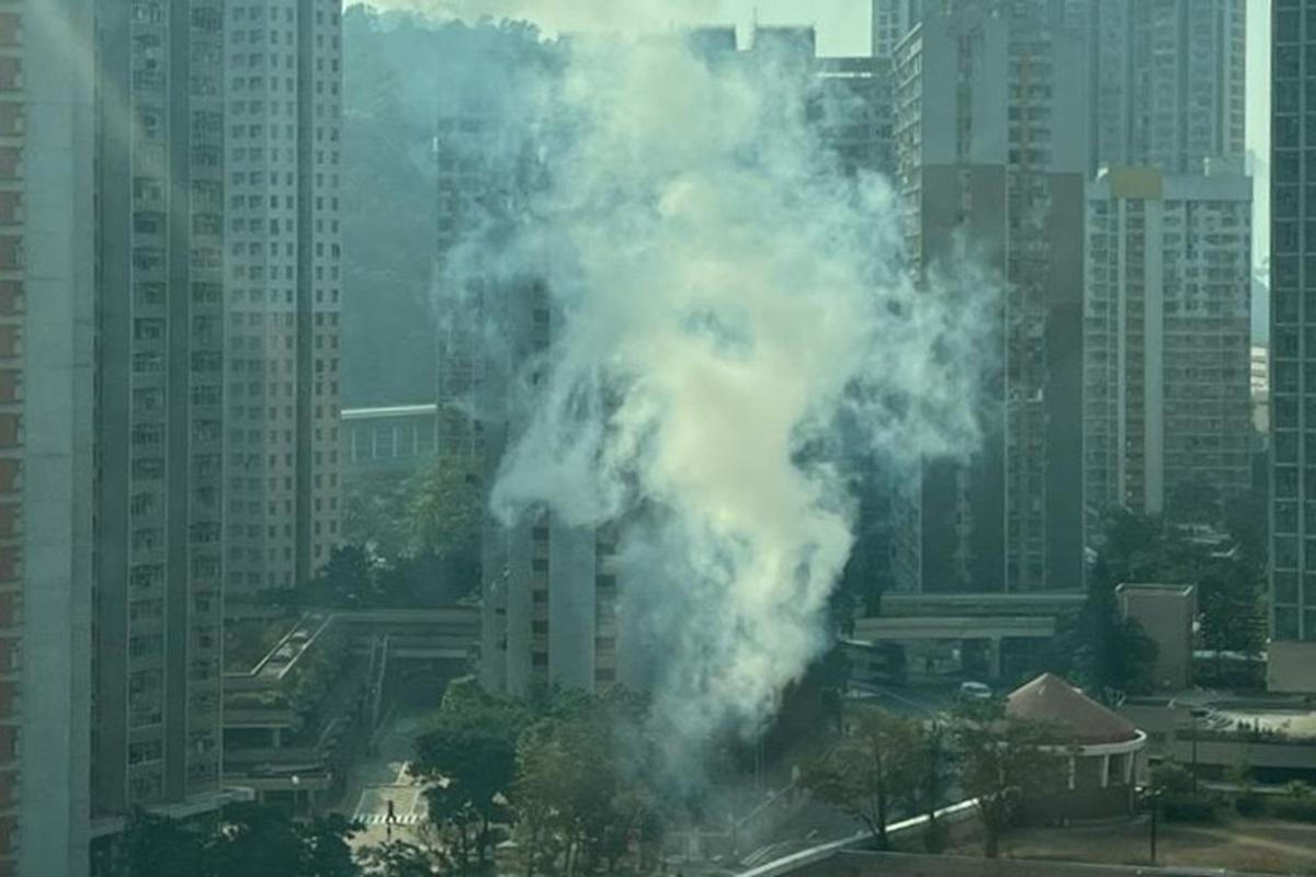 青衣牙鷹洲街變電站下午冒煙懷疑爆炸。(網民Raymond W M Ho@FB群組「青衣街坊吹水會」)