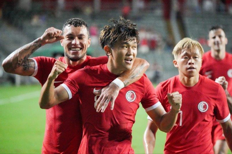 陳俊樂禁區頂破網,港隊領先2比0。(李睿哲攝)