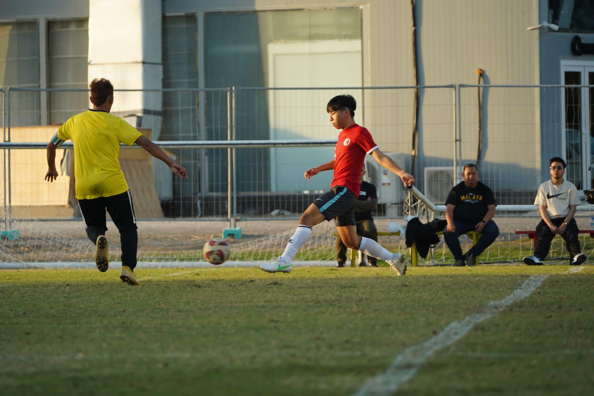 香港球迷在卡塔爾與馬來西亞球迷友賽。(球迷Edmund提供)