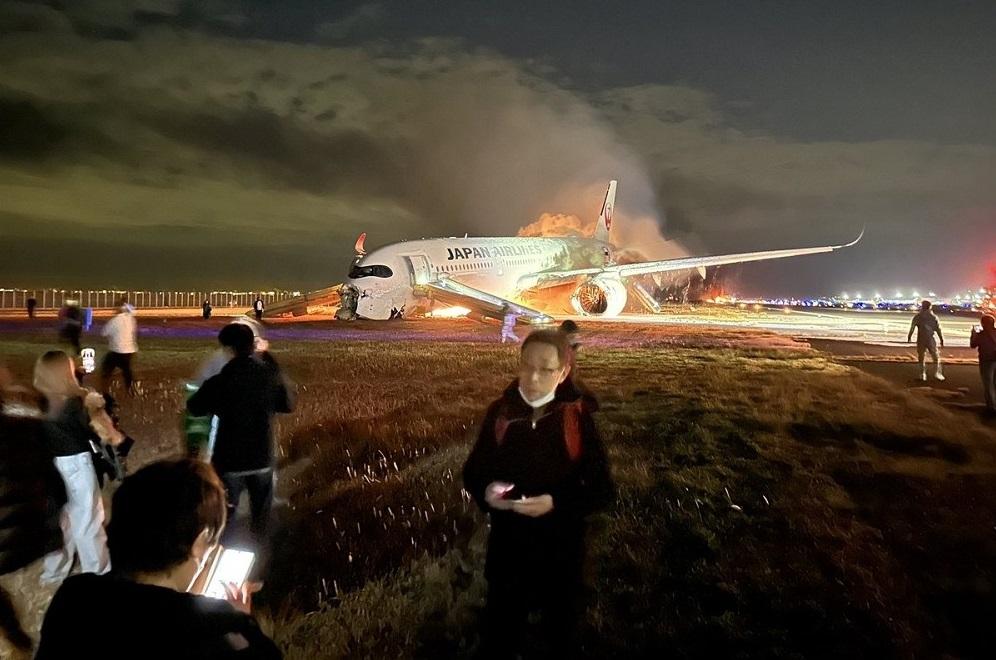 乘客當日疏散到跑道外,客機已陷入火海。(互聯網)