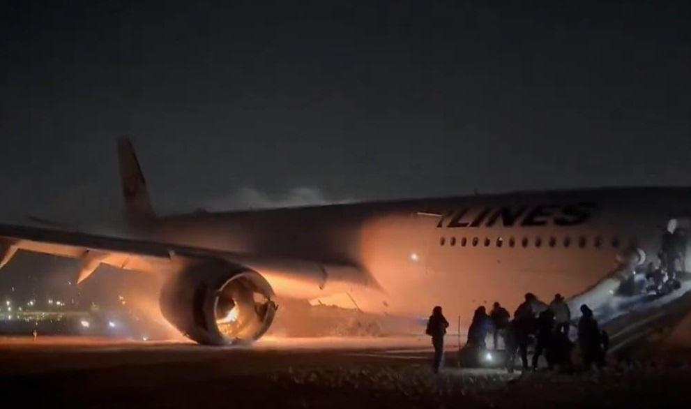 乘客當日從逃生滑梯離開客機。(互聯網)