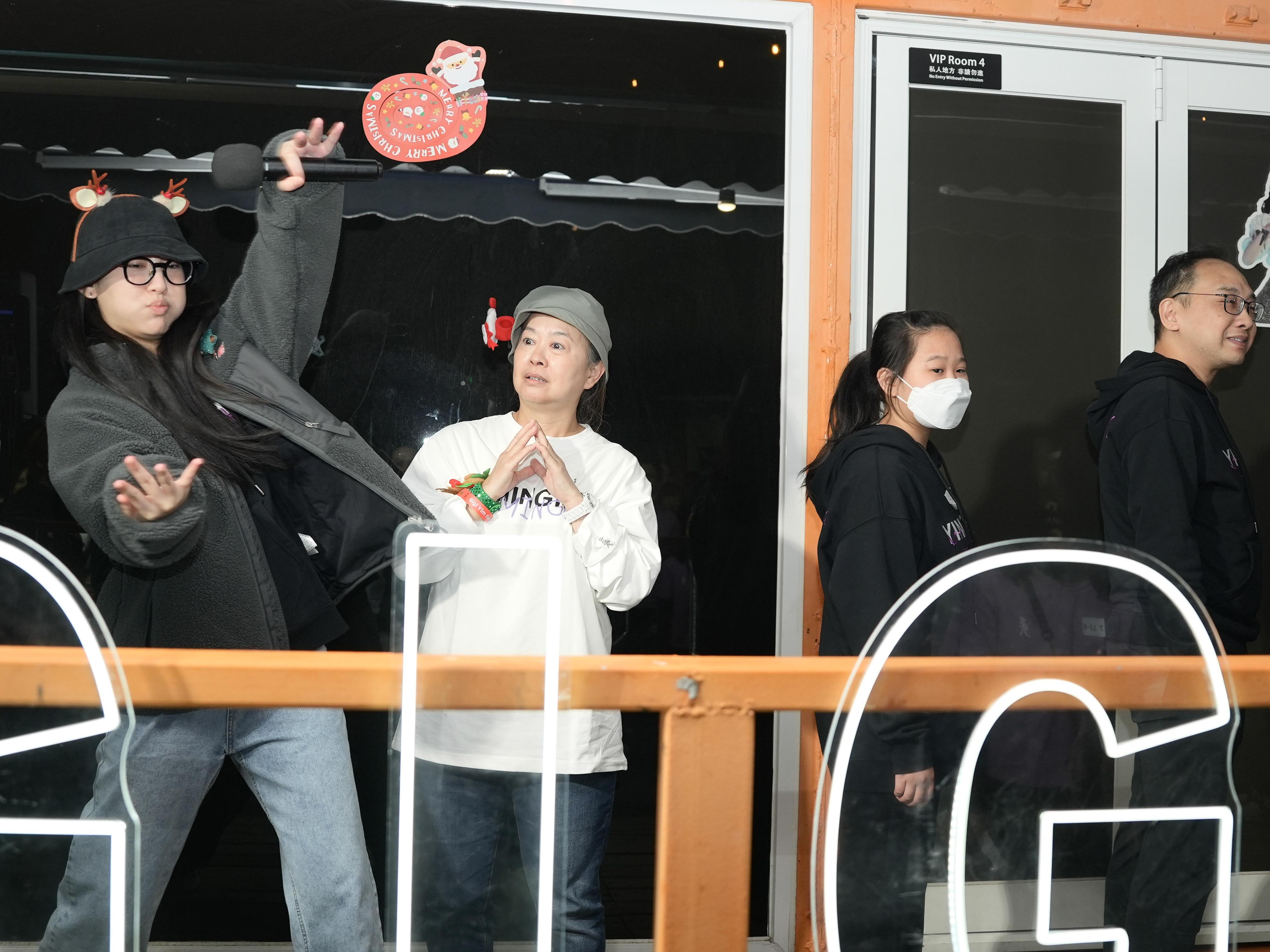 炎明熹與500粉絲BBQ和玩遊戲。