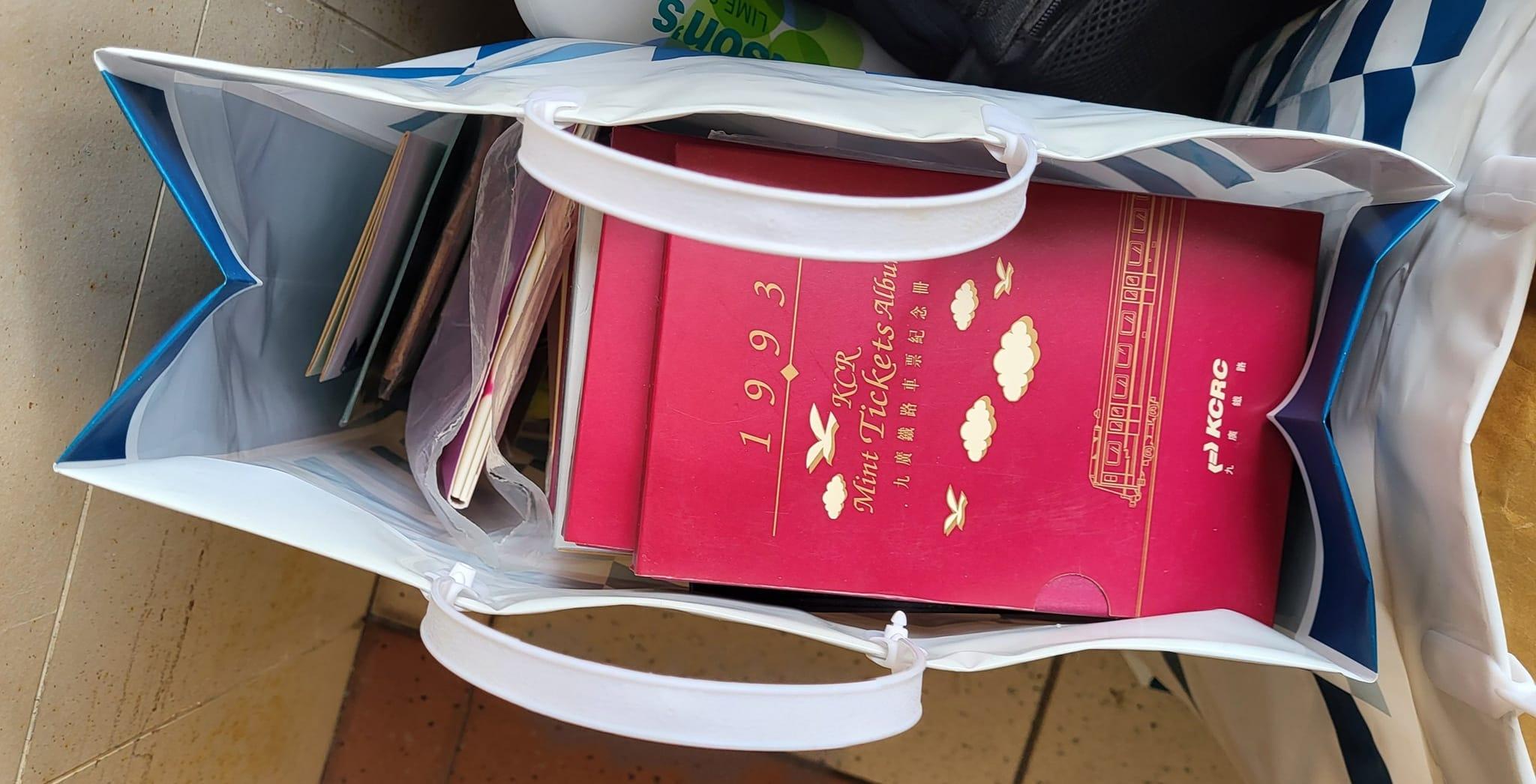 一名收藏家生前收藏逾14萬張回歸前通用的英女皇郵票,妻兒不知其價值,遺孀近日把其藏品當垃圾準備扔掉時,機緣巧合遇上一名有專門儲舊物的網民,最終接手該批珍貴收藏,避過堆填的下場。 (Facebook群組「90年代回憶 (新版)」)