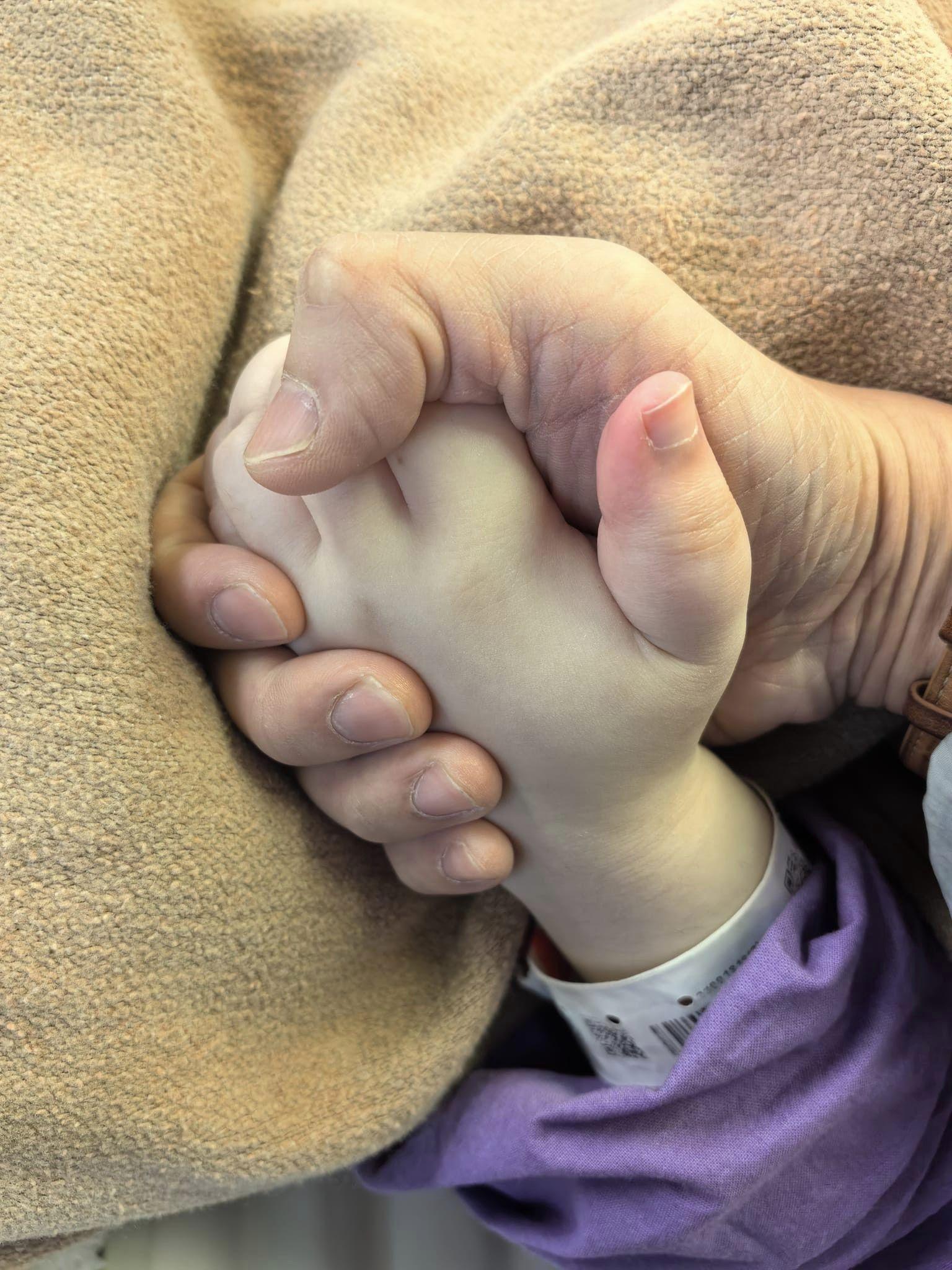 天瑜爸爸上月發文,天瑜心臟開始衰竭,就算用強心藥都起不了很大作用,生命可能已經正在倒數,家人已做最壞打算。(天瑜醫療事故關注組FB)