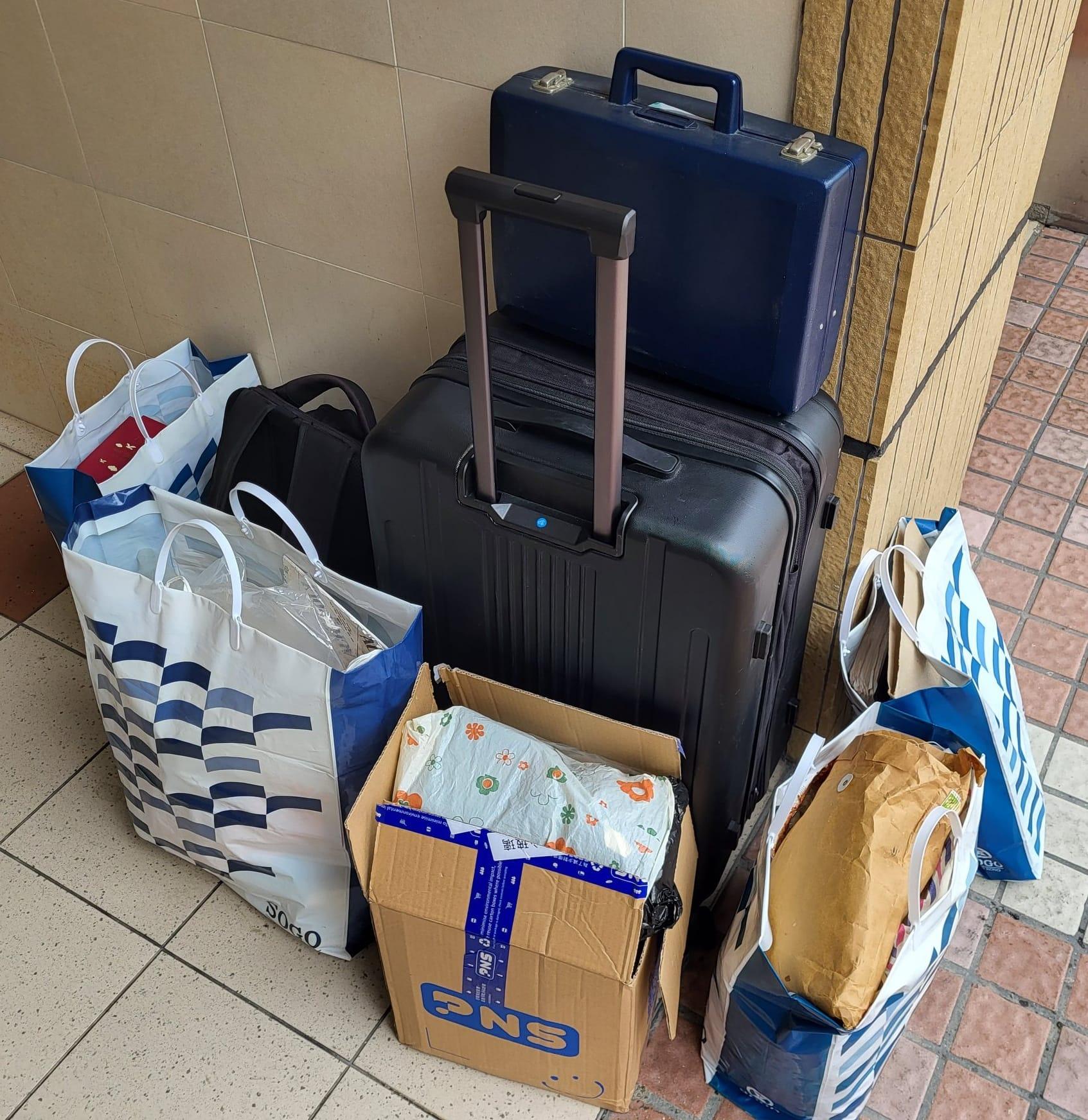 一名收藏家生前收藏逾14萬張回歸前通用的英女皇郵票,妻兒不知其價值,遺孀近日把其藏品當垃圾準備扔掉時,機緣巧合遇上一名有專門儲舊物的網民,最終接手該批珍貴收藏,避過堆填的下場。 (Facebook群組「90年代回憶 (新版)」)