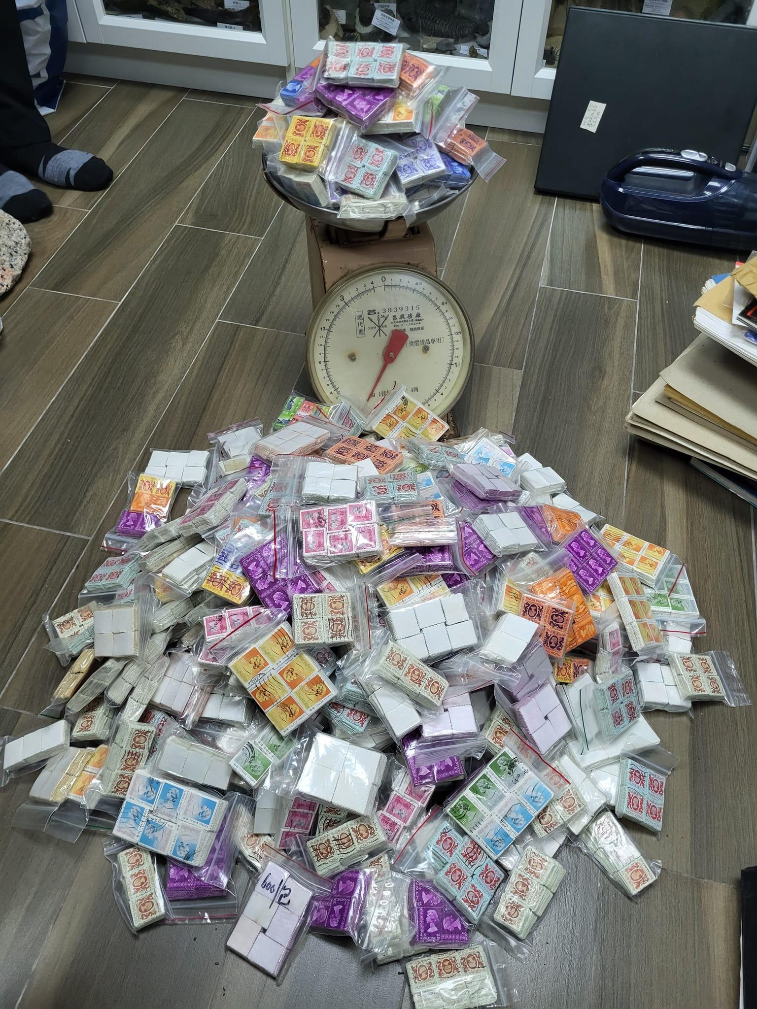 一名收藏家生前收藏逾14萬張回歸前通用的英女皇郵票,妻兒不知其價值,遺孀近日把其藏品當垃圾準備扔掉時,機緣巧合遇上一名有專門儲舊物的網民,最終接手該批珍貴收藏,避過堆填的下場。 (Facebook群組「90年代回憶 (新版)」)