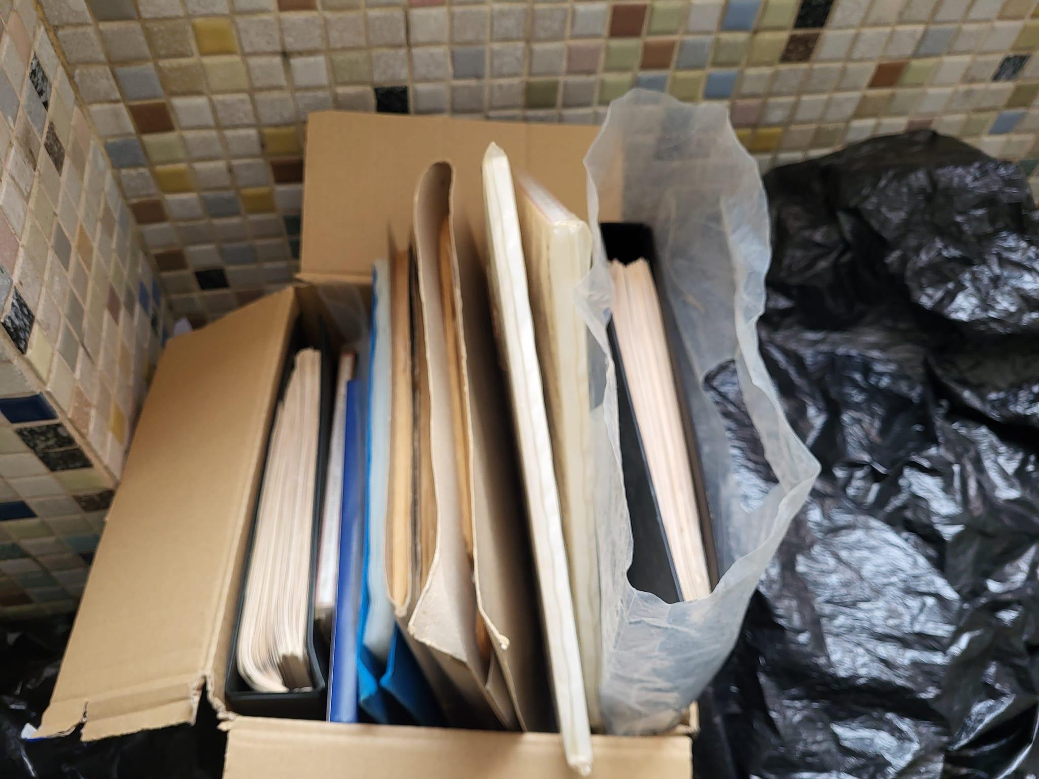 一名收藏家生前收藏逾14萬張回歸前通用的英女皇郵票,妻兒不知其價值,遺孀近日把其藏品當垃圾準備扔掉時,機緣巧合遇上一名有專門儲舊物的網民,最終接手該批珍貴收藏,避過堆填的下場。 (Facebook群組「90年代回憶 (新版)」)